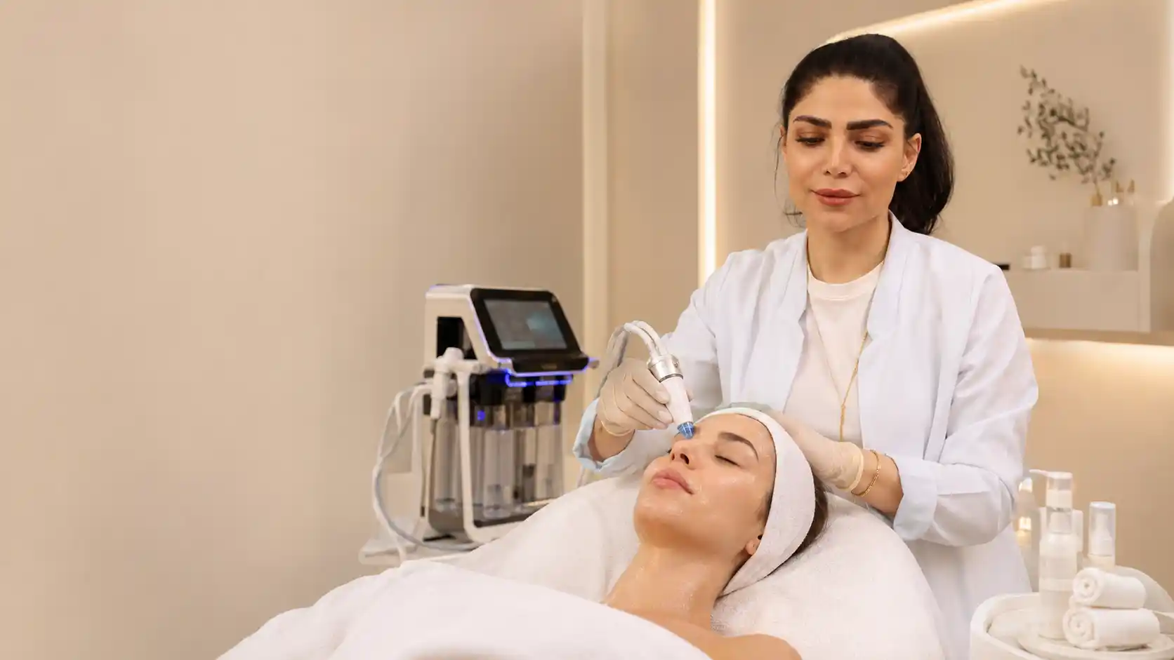 Aqua Facial und Hautbehandlungen bei Mary Beauty